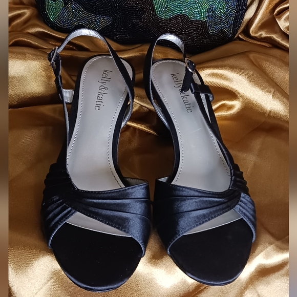 Kelly & Katie - Picture 3 of 8